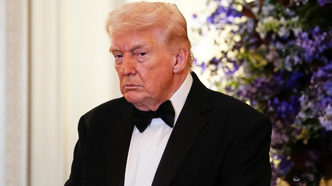 特朗普今天发文说：“美国最高法院无意间、糊里糊涂地赋予了身为美国总统的我，远比他