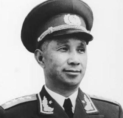 1942年，日伪军一师长派人给粟裕送了一包烟，这时的粟裕还开玩笑：“敌人还会给我