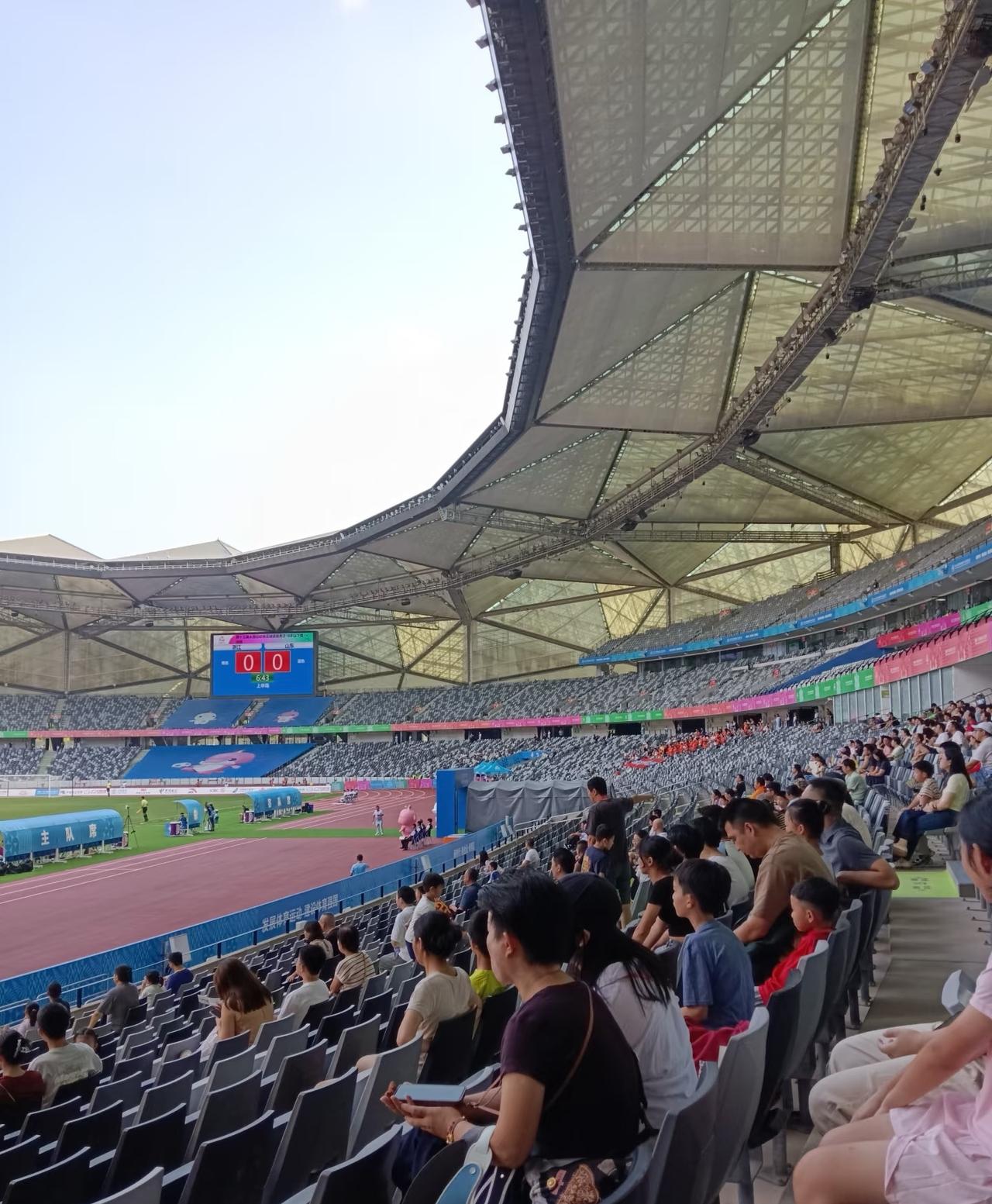 六万人的体育场只坐了1000多观众。全运会足球比赛，大运中心六万人体育场只有