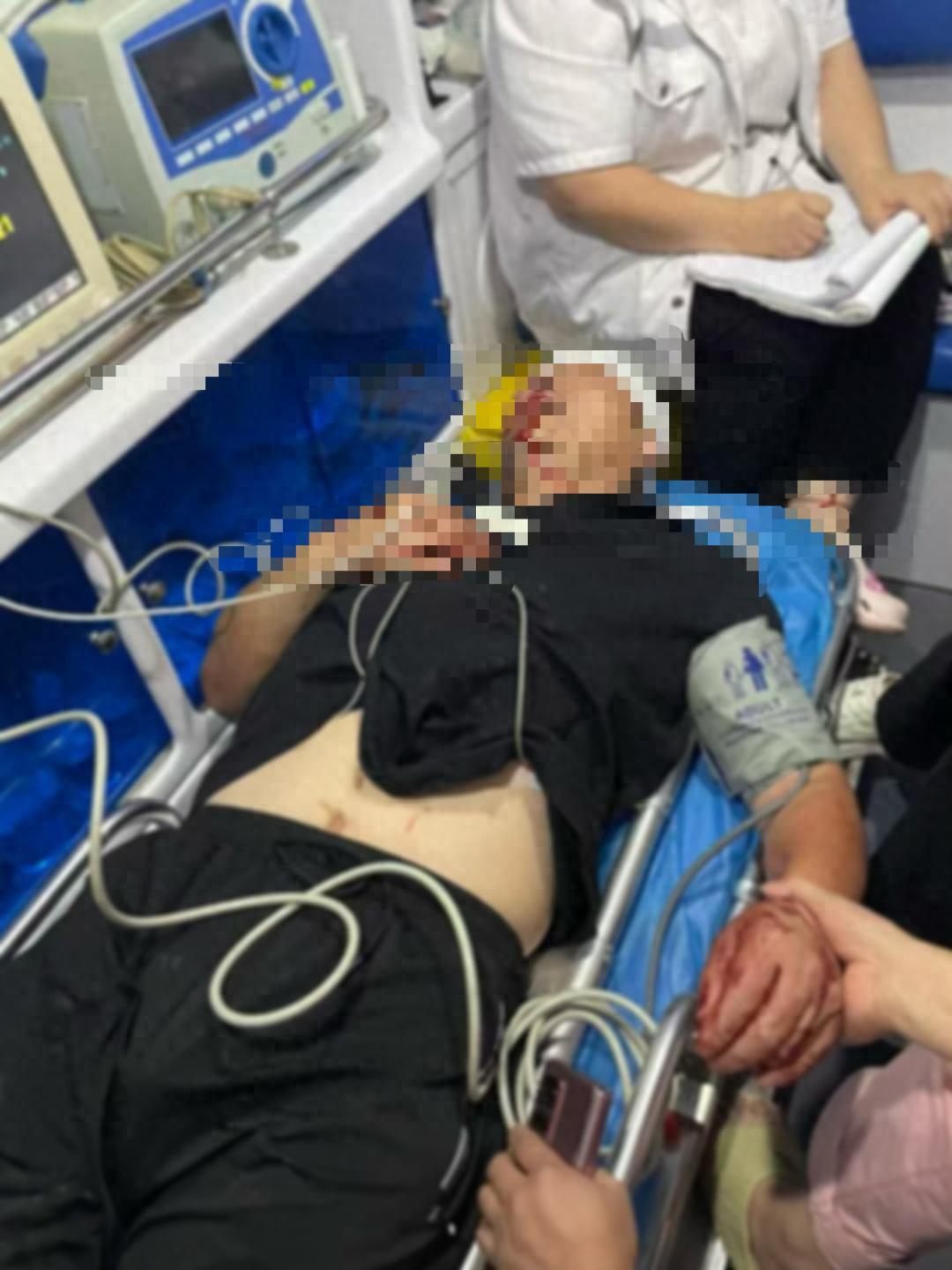 西安，58岁男子骑电动三轮车回家，被一辆逆向飞驰的两轮电动车迎面撞上，脑出血、I