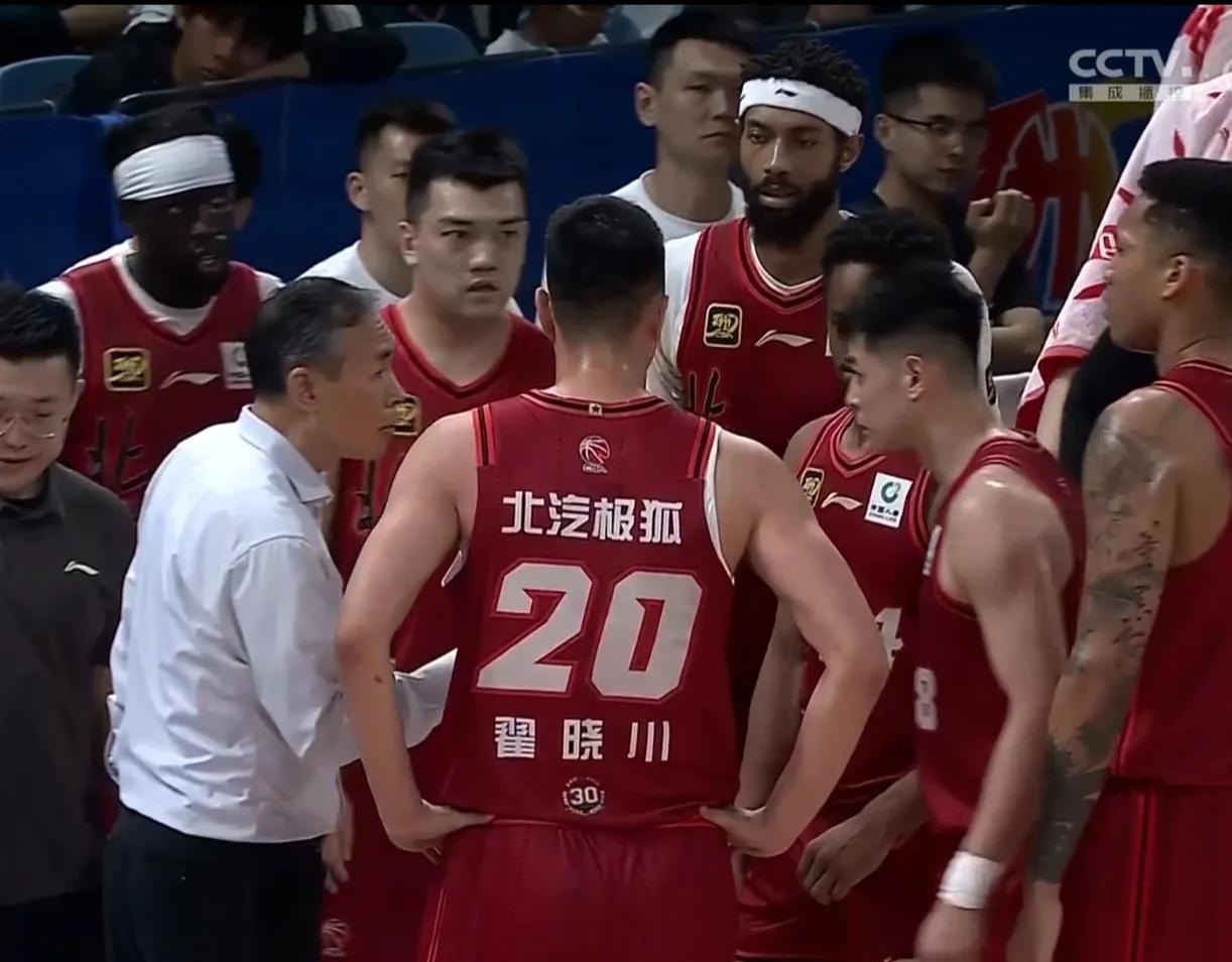 北京男篮连输三场球最大的原因：输在了体系和关键时刻的迷茫，输在了大家没有勇气去赢