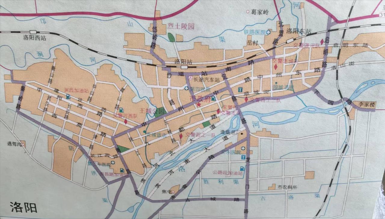 说起来洛阳确实算运气好，当年一五计划布局涧西工业区，选址在老城西边的成片农田，正
