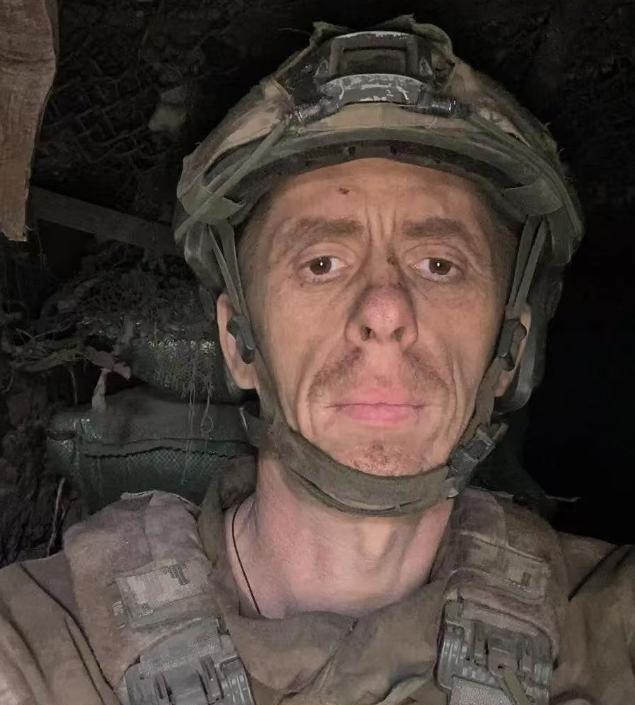 乌军一个人坚守阵地472天，撤下火线时，已经几乎不会走路！乌军46岁老兵谢尔盖·