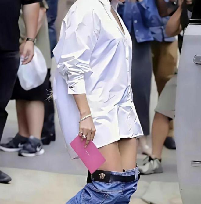你能看懂西方这种时尚设计吗？看图一，我以为这是裤子没提起来看图二，哦，原来这