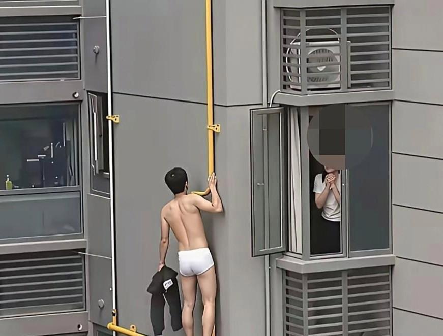 早晨一起床就看到小区煤气管上站着一个小伙，他在干啥？难道这么早就在维修煤气管