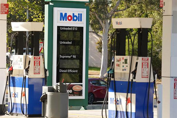 炸锅了！澳大利亚彻底陷入油荒灾难，全国上百个加油站直接断供，车主排起长队望油兴叹