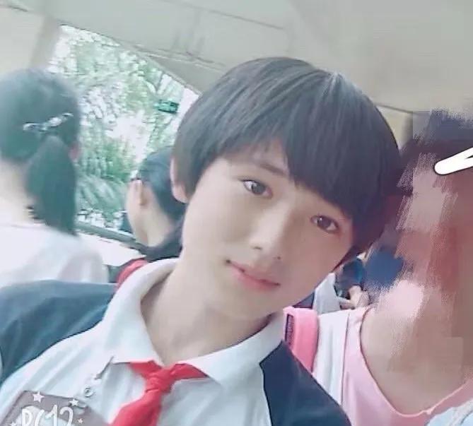《#宋亚轩中学时期合照#中学时的他好嫩啊，青涩感都要溢出来了》