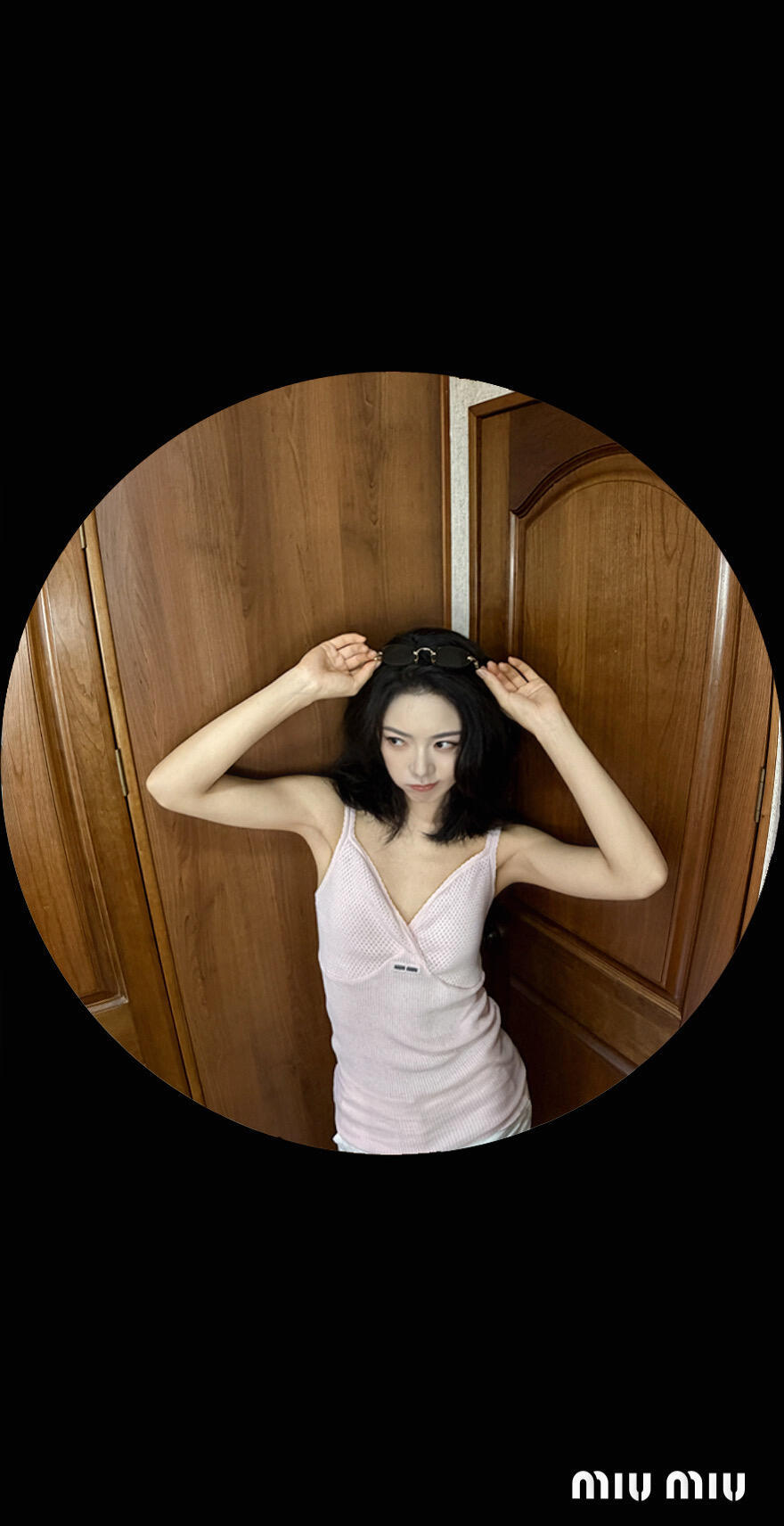 赵今麦｜MiuMiu赵今麦周末营业大片，身穿MiuMiu吊带背心，圆形画框镜头自带胶片滤镜，慵懒松弛