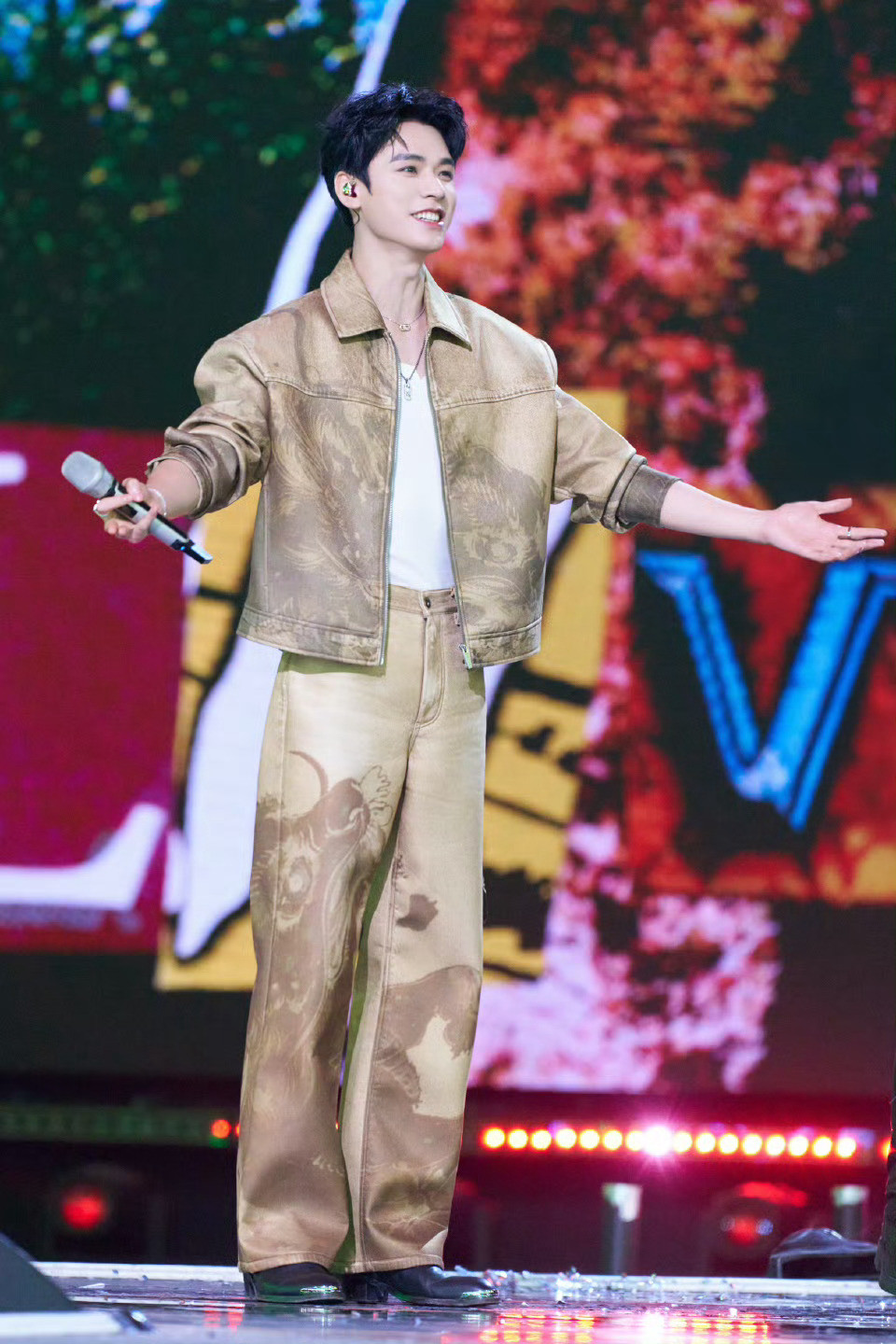 龚俊一个盛典拿4个奖打开微博一看，好家伙，龚俊承包了今日份热搜！又是一次