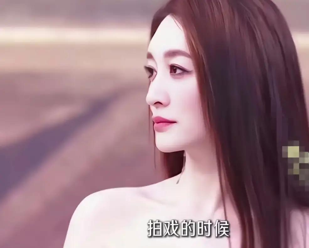 李小冉在片场被化妆师追着补妆，她直接摆手说不用，脸上那点油光正好演熬夜戏。剧组