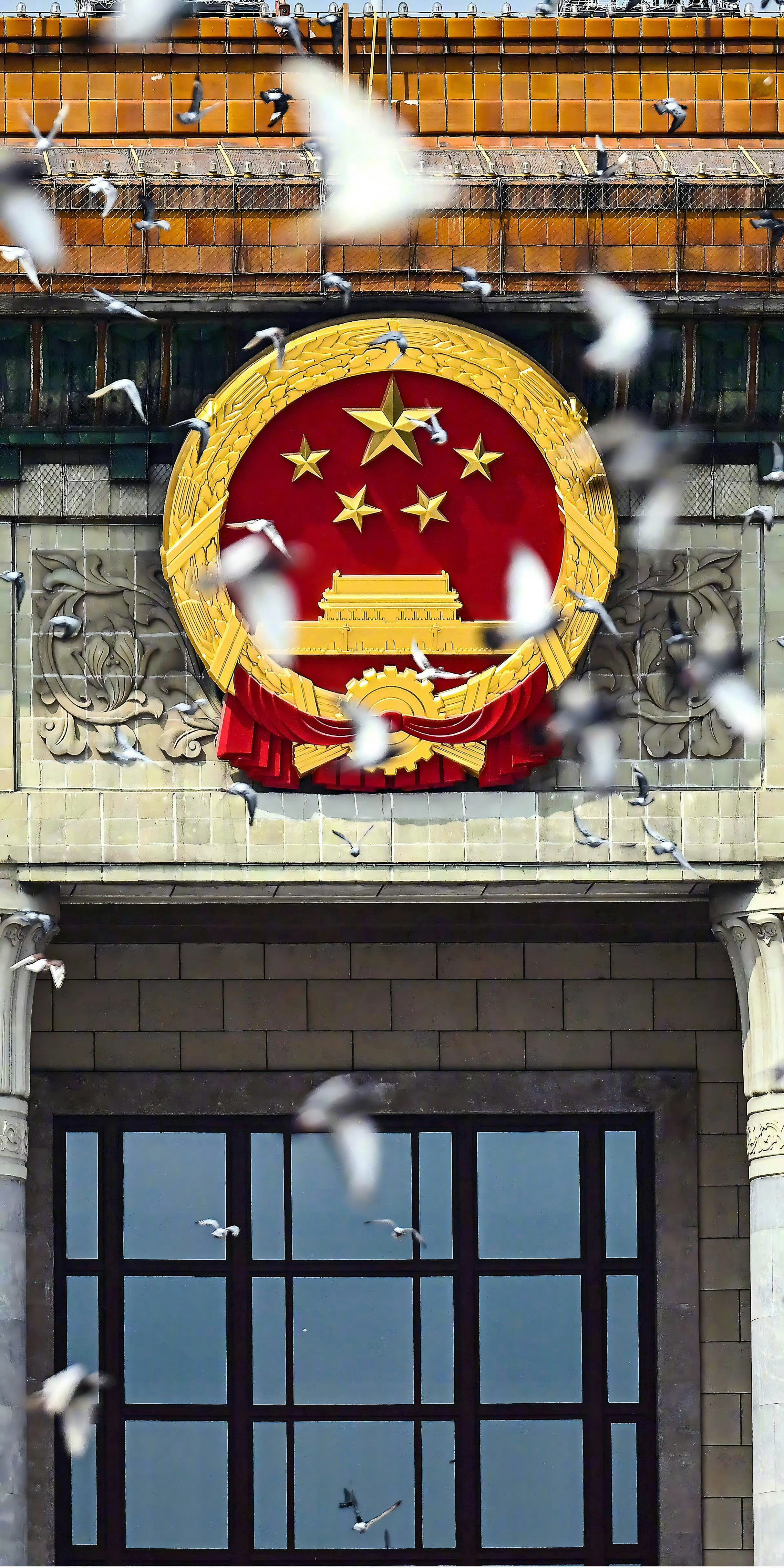 新华社出图还得是新华社！国徽壁纸太帅了，人像也是喜气洋洋​​​