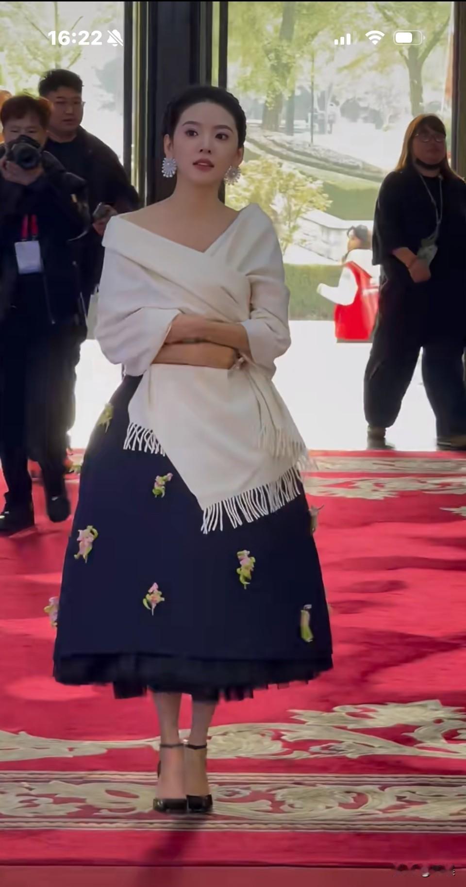 再一次美出新高度,女神就是如此权威🤩复古盘发真的不是一般人能驾驭她头型好好啊