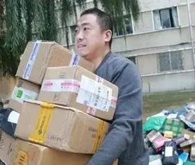 2016年，送了6年快递的博士谭超，拉着考博失败的女友一起送快递。谁料，他的大学
