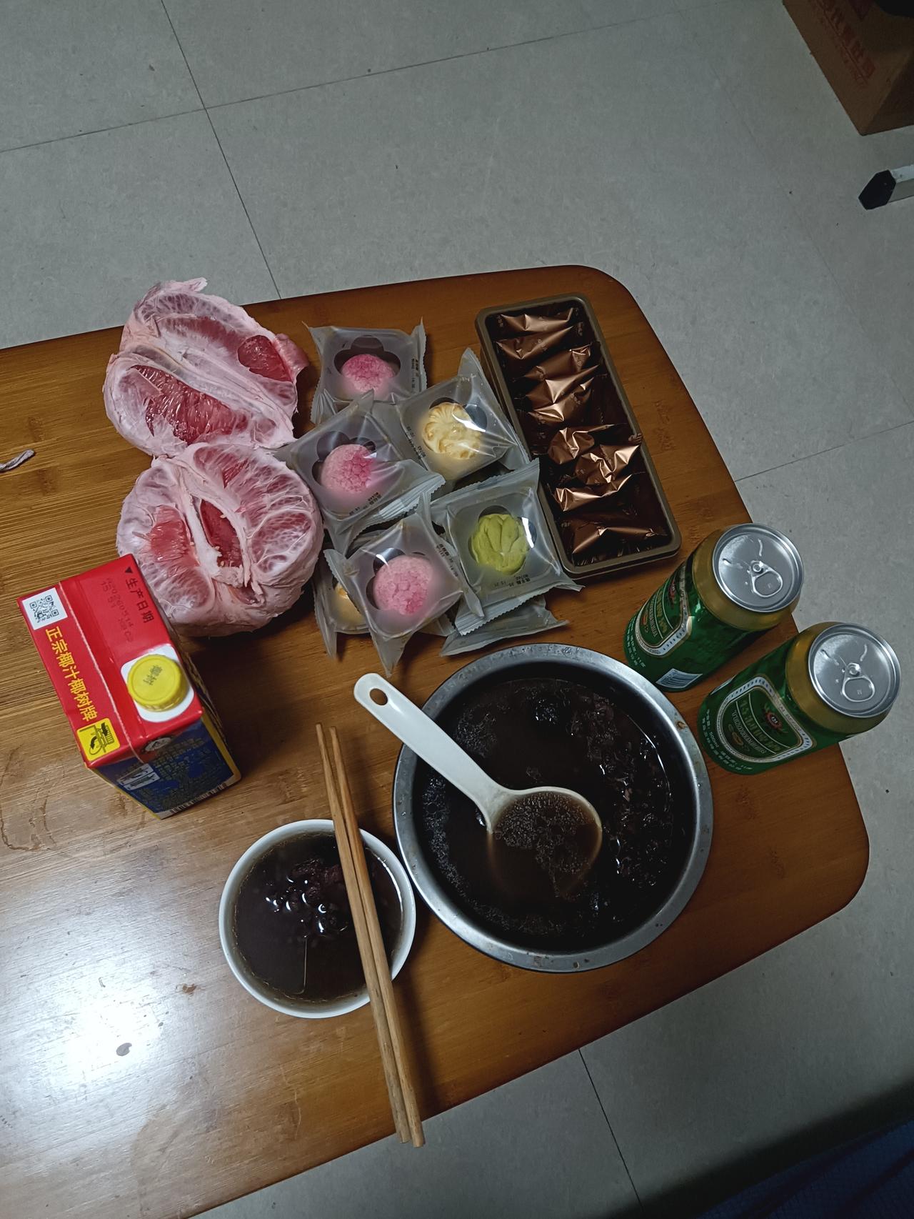 我的中秋夜饭没有大鱼大肉，也没有人陪我喝酒。为了节日的N倍工资，中秋这天依旧