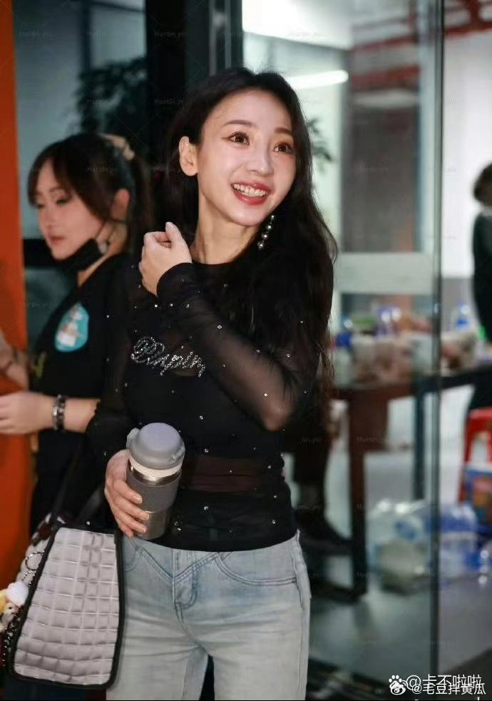 柳岩的肉都往一个地方长，这臀部可以练练了。​