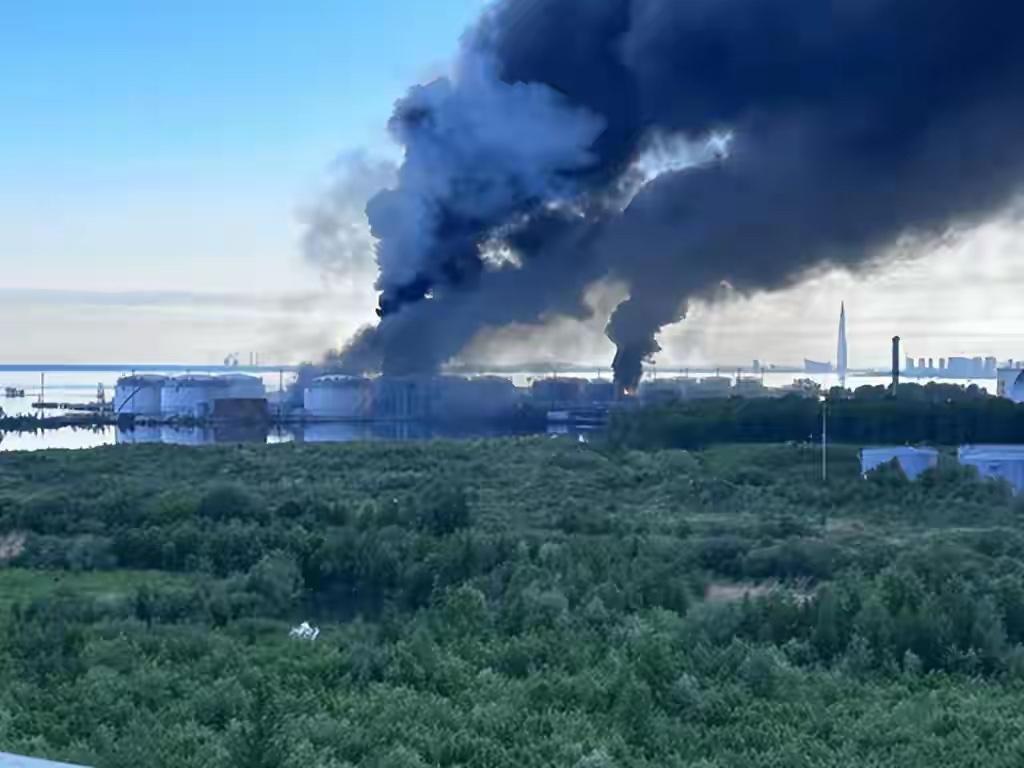 乌克兰这次下手太狠了！6月3日，乌克兰出动大批远程无人机袭击圣彼得堡。据俄罗