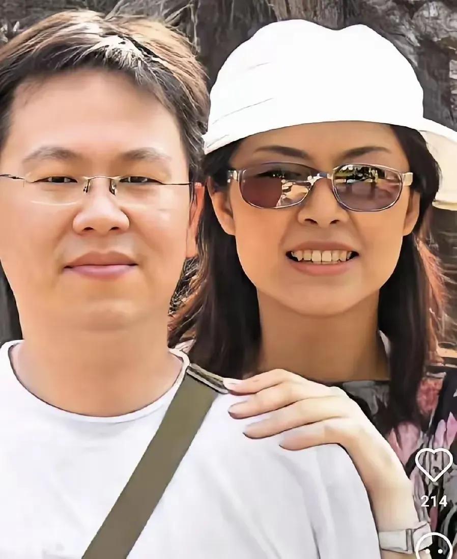 郑丽文老公骆武昌这次没有陪同郑丽文访问大陆，不过郑丽文在参观中关村科技企业时，给