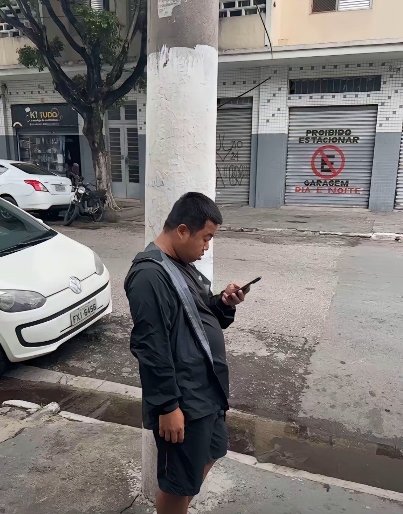 看着穿的邋里邋遢，实则是个亿万富翁，这谁敢相信，大家知道他是谁吗～