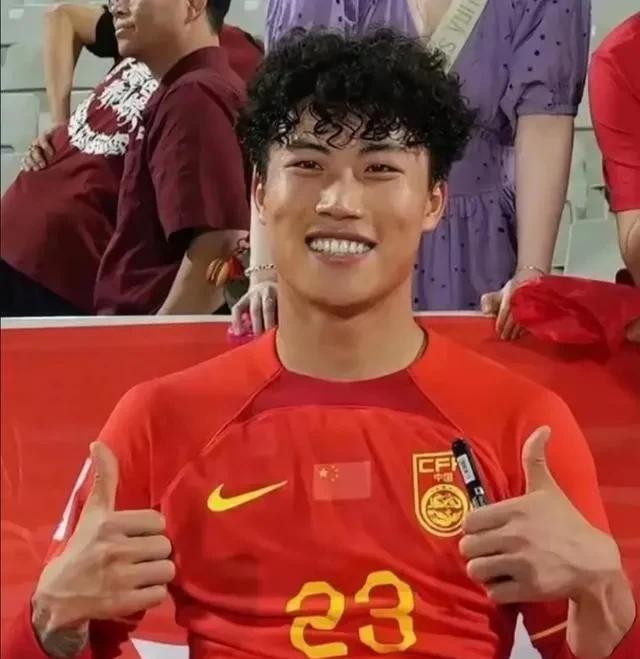 对事不对人！中国国家队对阵中国香港队的首发名单引发争议，此前发挥一般的谢文能再次