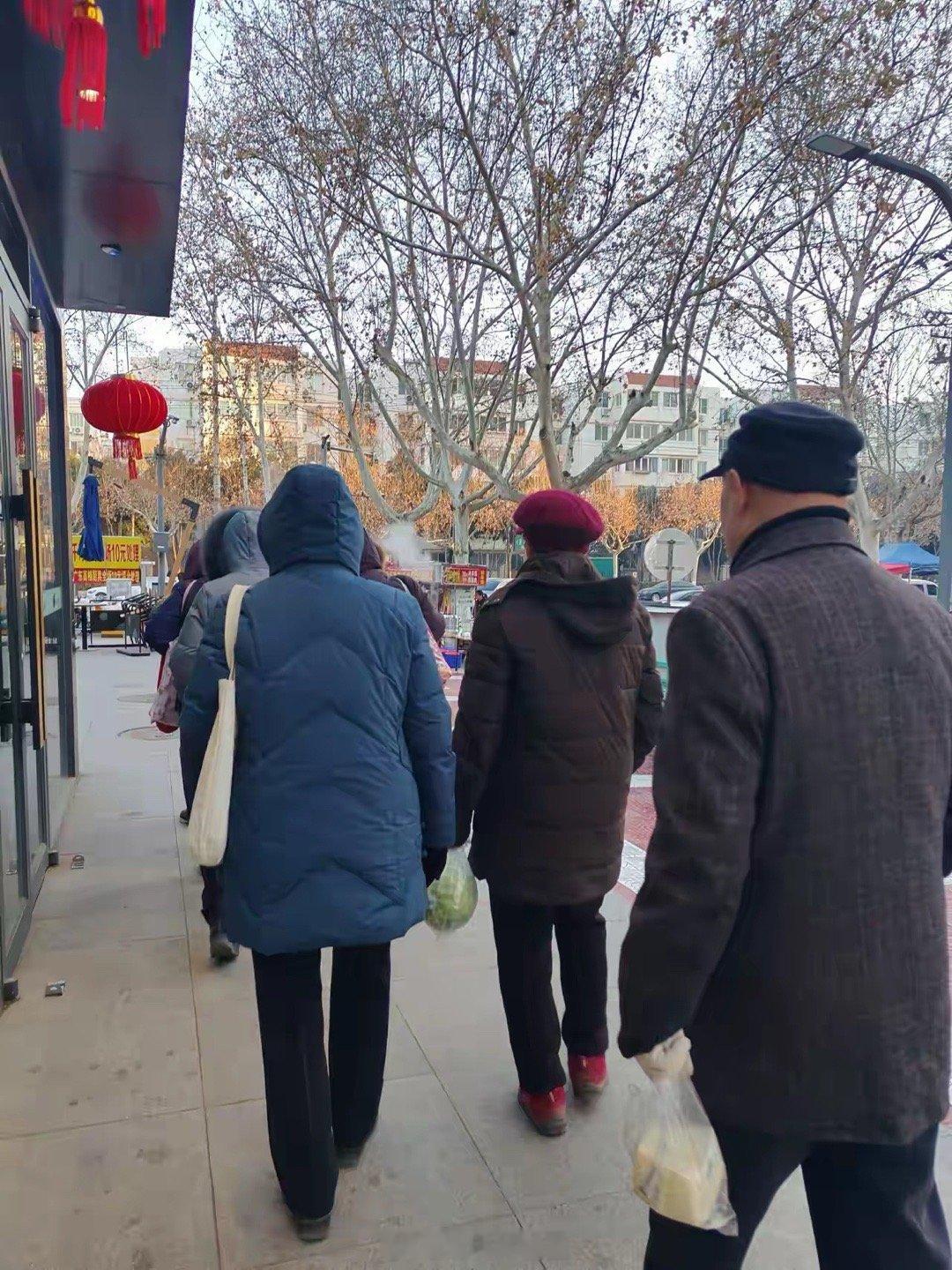 为什么赡养老人这么难？我刚看到一个新观点，答案就是“现在的老人太长寿了”，这些观