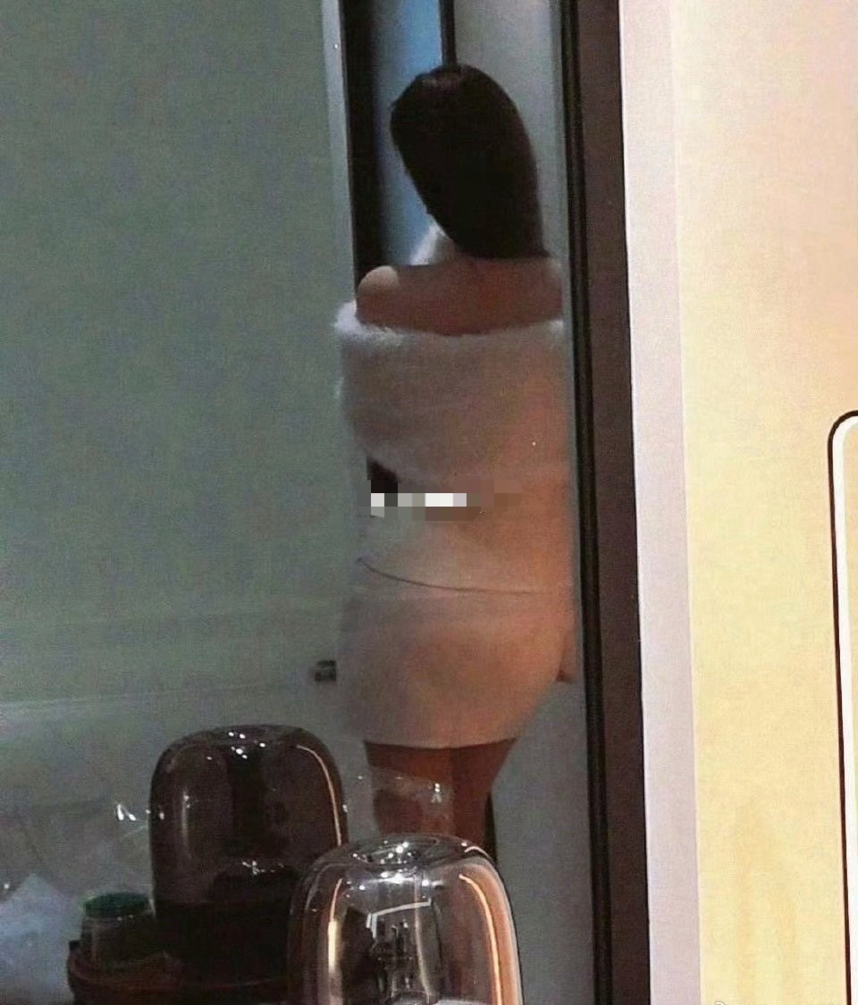 刘亦菲你要注意，背面的镜子给你反光了。