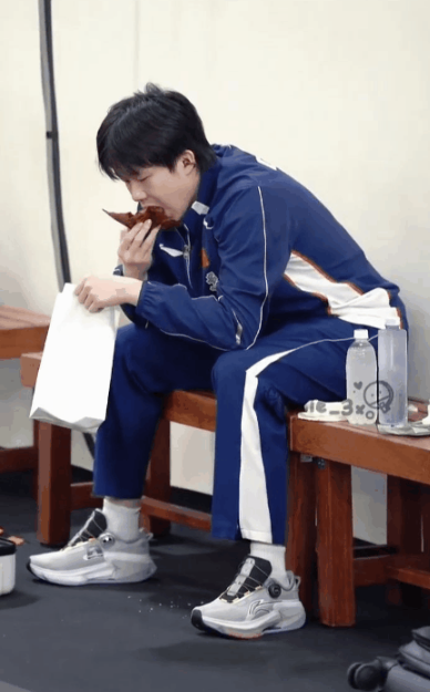 爱干净的头头，吃完面包，地上的面包渣一个一个的捡起来。吃东西的时候好可爱，真的