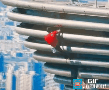 美国这个徒手攀爬高手在攀爬101大楼快要登顶的时候，秀了一个高难度的动作，看完之