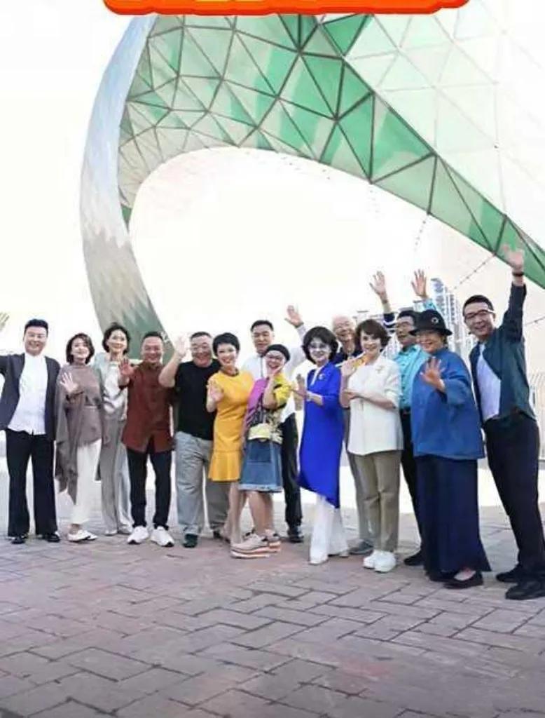 央视名嘴大集结！7月20日，黄薇等14位央视主持人在北京园博园同框，齐声高呼