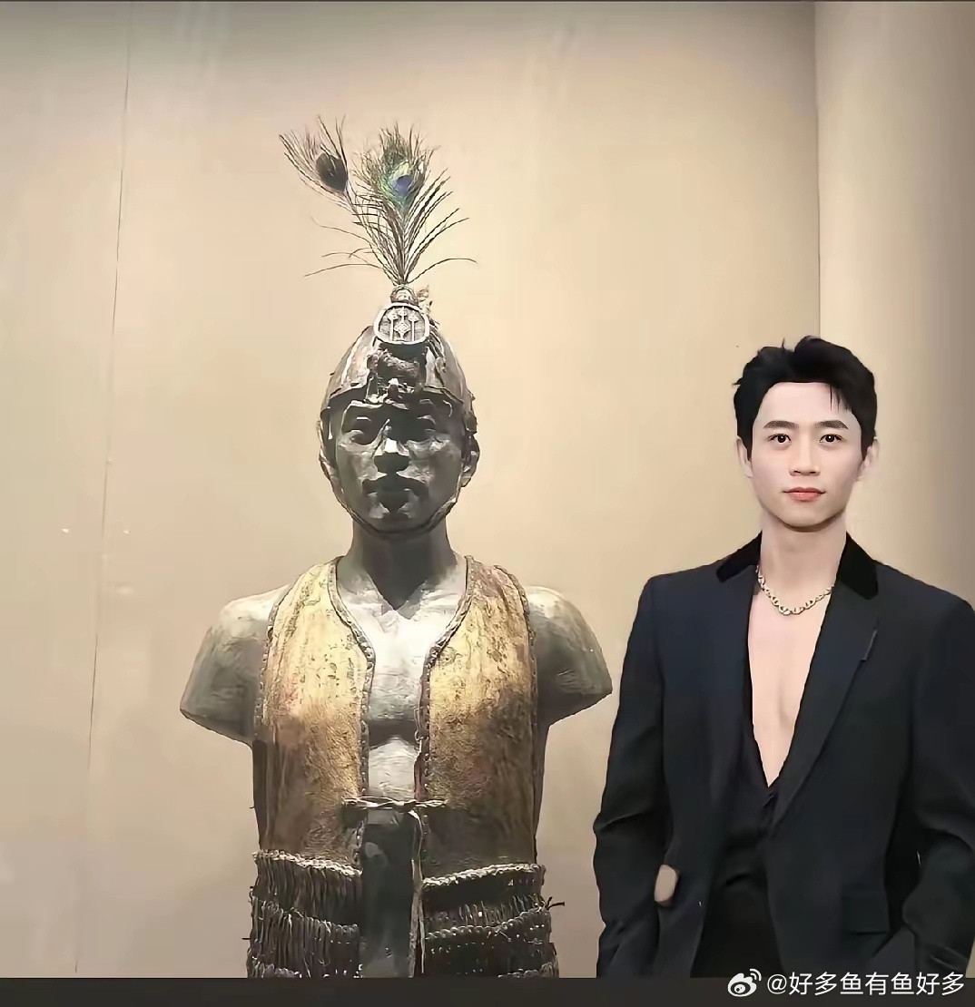 这个属实太搞笑了，魏晨在博物馆发现了和自己长得一模一样的雕塑，头上还有一撮孔雀毛