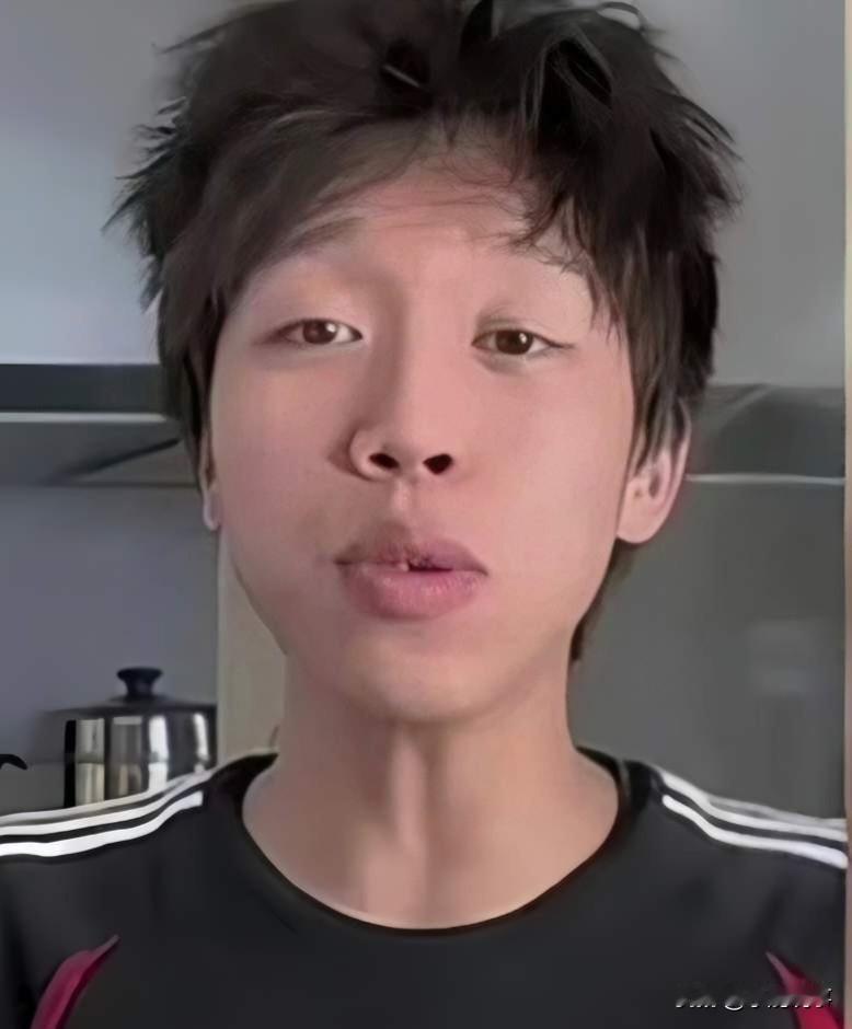 中戏主任一投案，娱乐圈的瓜瞬间就吃到闫学晶侄子身上了！这位身高1米85、外形亮