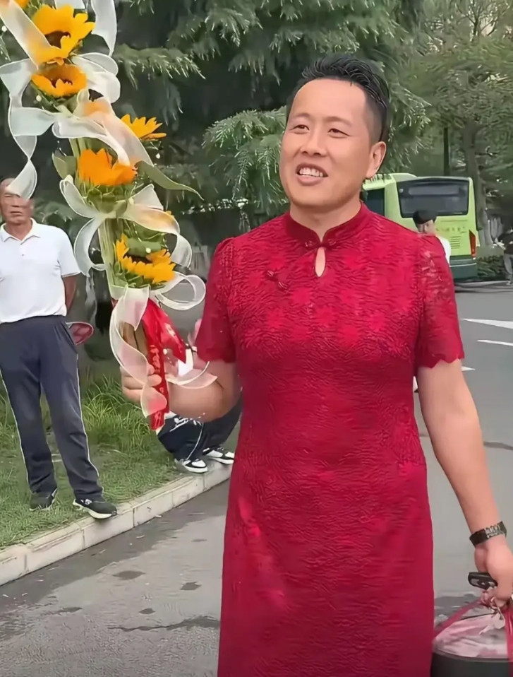 一个大男人这样穿，他就没想过别人怎么看么？所谓的旗开得胜，在刚开始的那两年，妈