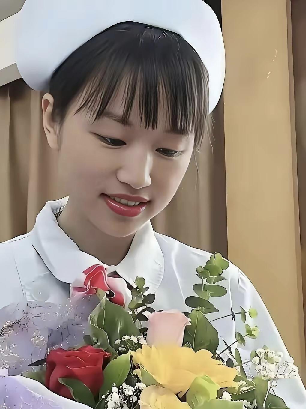 张水华跑马前后反差感拉满，太瘦真的会少点美感。左边跑马后的她，脸颊凹陷、皮肤也透