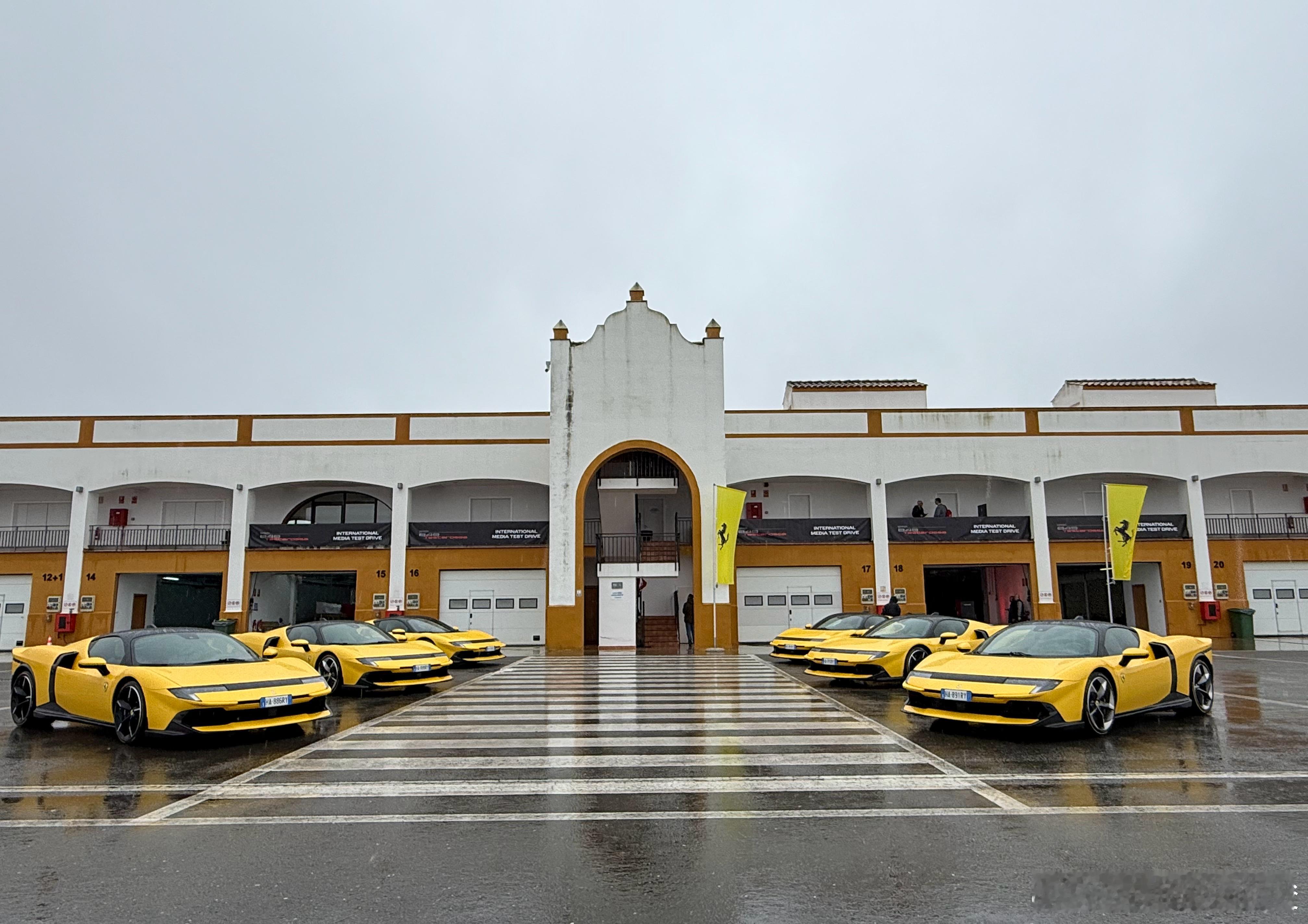 大v聊车法拉利849Testarossa这个车子，这个黑绷带的复古车头，我第