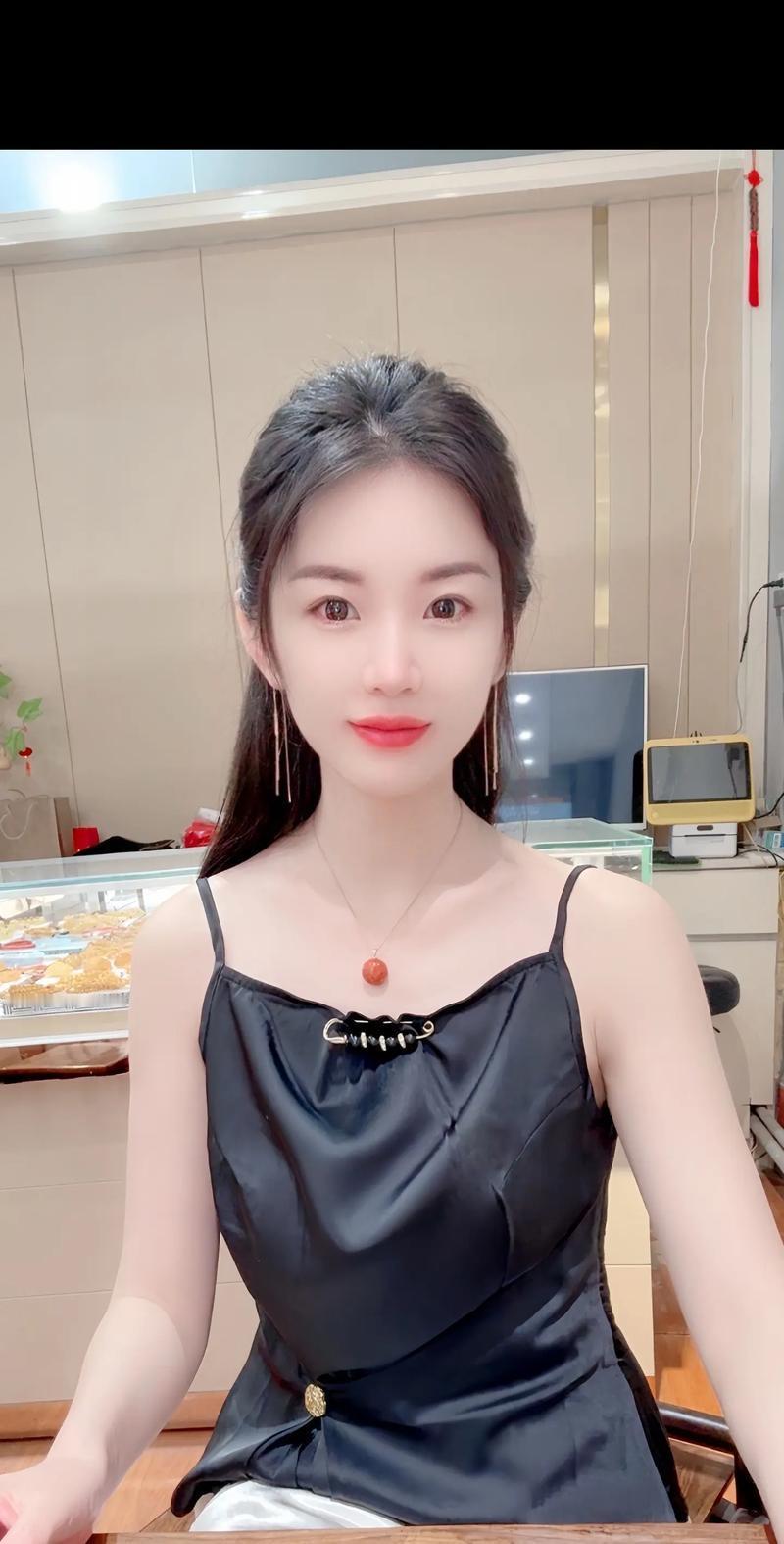 公公病世，儿媳妇坚持照常出差去，不参加公公葬礼，生前也从未照料过。丈夫是独子