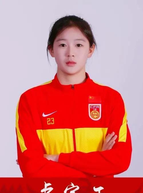 甜妹子卢家玉终于上演帽子戏法！U20女足预选赛前两场卢家玉都是两个进球，今晚对