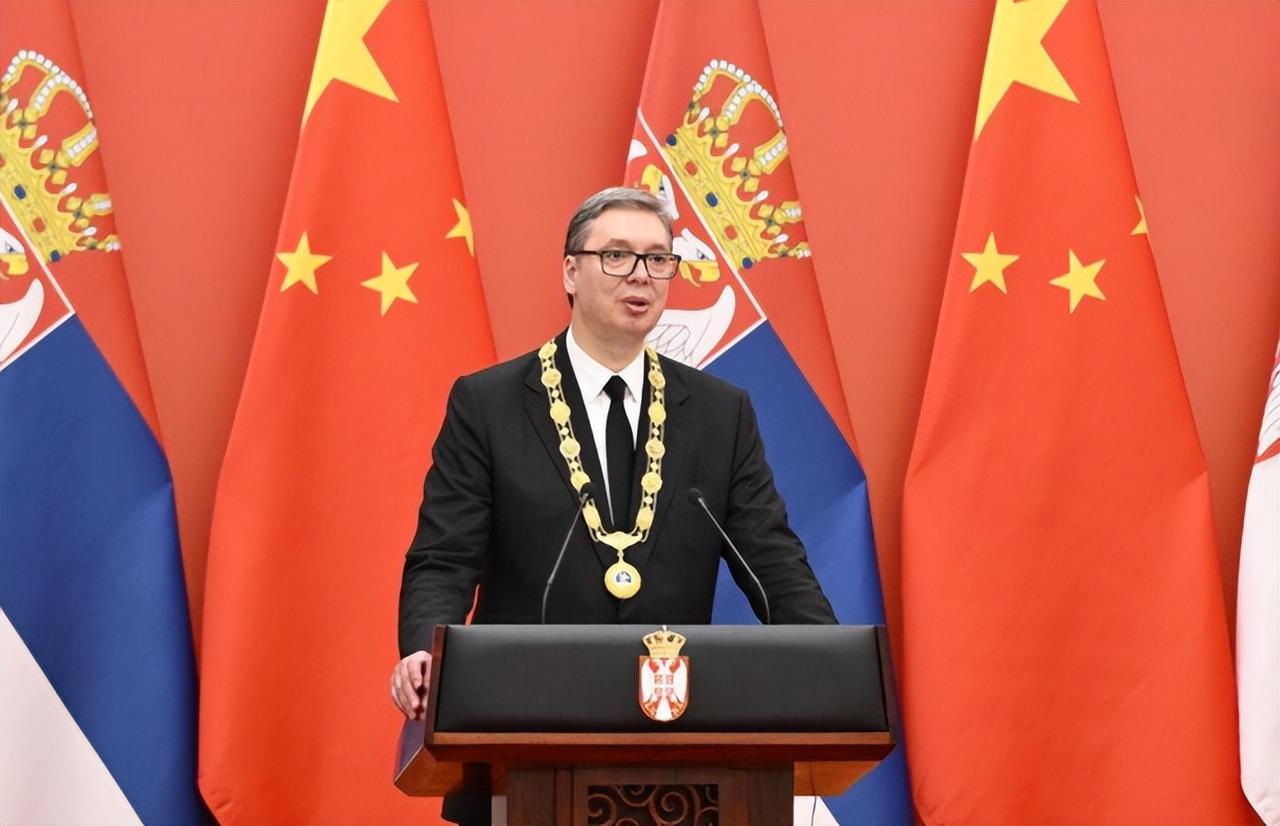 塞尔维亚总统武契奇这趟五天访华，待遇规格拉满。长安街车队开道、21响礼炮迎接