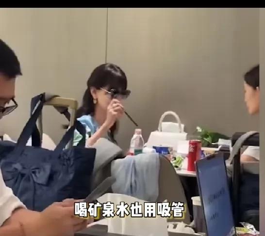 71岁赵雅芝吃泡面不过明星喝矿泉水都是用吸管吃完以后，照照镜子，然后开始把自