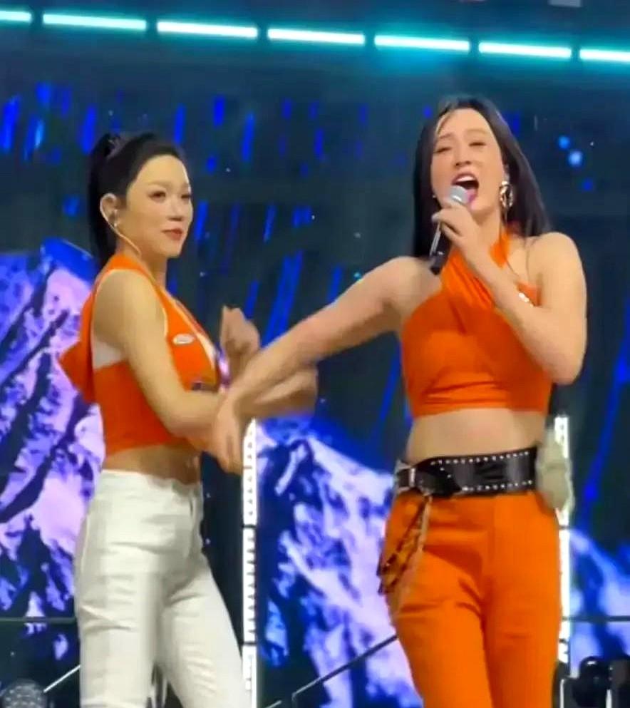 4300万粉丝的网红一姐唐艺，放着好好的春晚舞台不去挤，非要在直播间里扯着嗓子喊