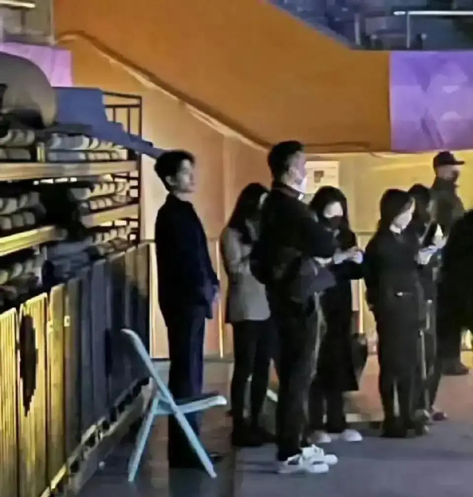 王一博整场微博之夜没坐一下，一直站着。镜头扫过去，他笔直杵在座位边，手插兜，