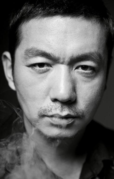 1992年，北影学生邢佳栋，因为替女同学出头打架，被开除了。就这一下子，前程断了