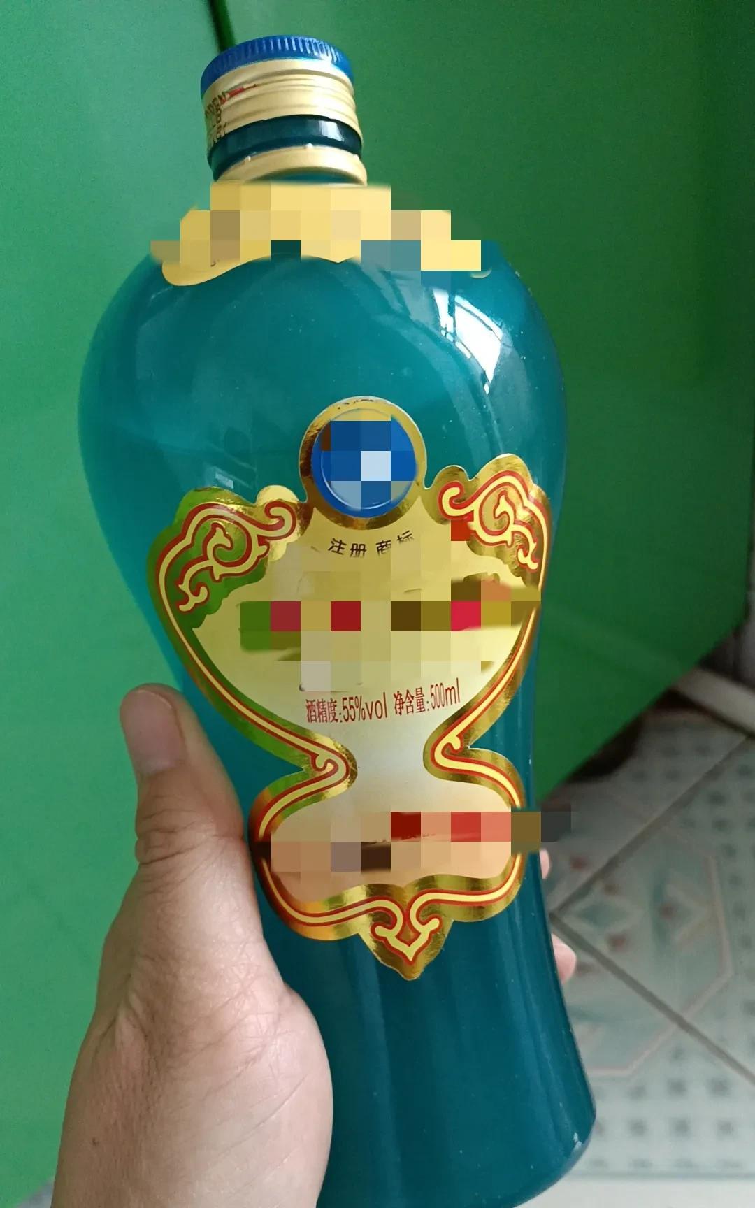 今年没有白酒腌制各种咸菜了，由于翻了翻厨柜，一剩一瓶白酒，也不知道是不是好酒，价