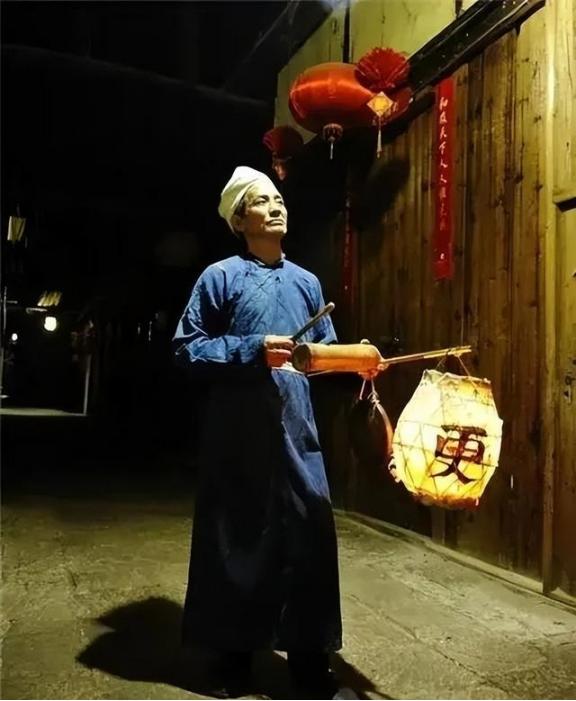 🌞古代深夜为什么要打更，安静地睡觉不好吗？古人的智慧令人折服我们中国人