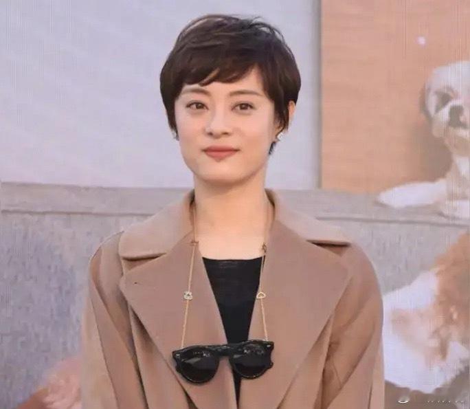 主持人问孙俪:“你水煮清蒸、清汤寡水，天天这样吃，不饿吗？”孙俪说:“我也想天天