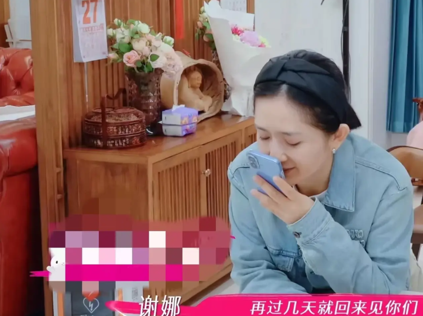 谢娜和女儿小咘芽打电话，说自己过几天就回家了，小咘芽非常认真的说：“你给我说几天