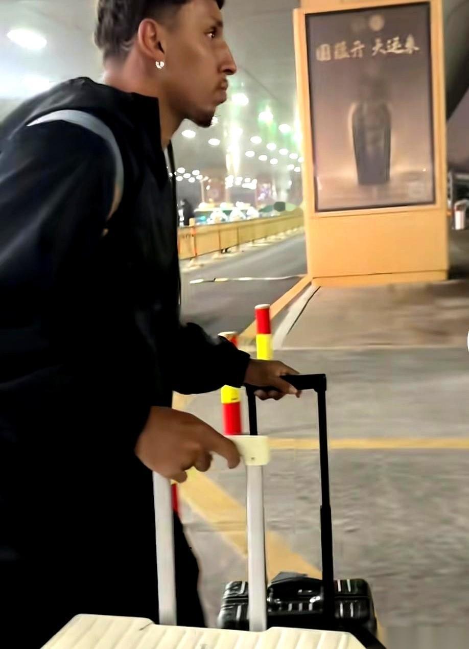 克雷桑这才回来几天？一个礼拜都不到吧，好家伙，队里直接就地解散，放假了。我真有