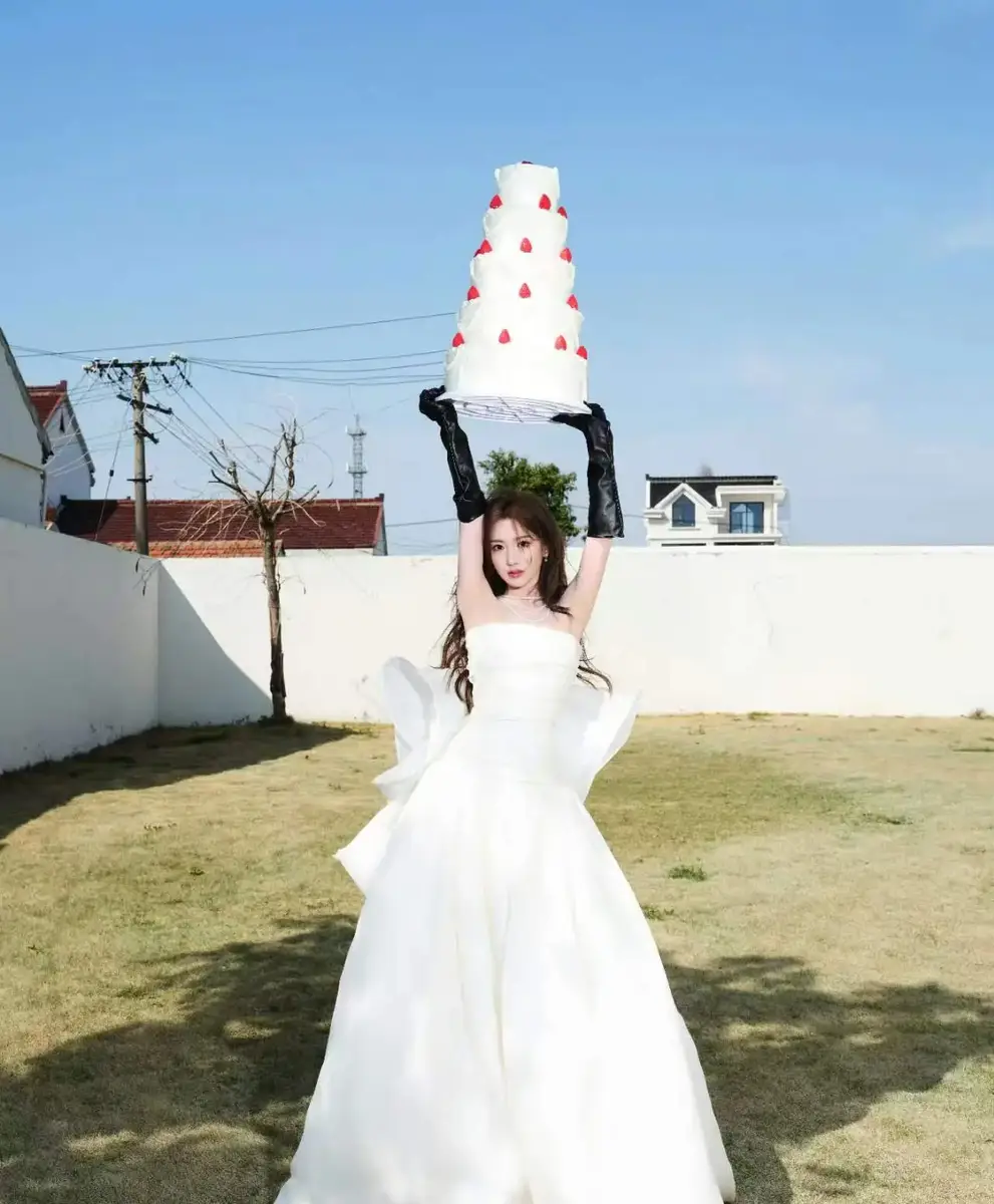 毛晓彤穿白纱裙戴皮质手套甜酷兼具发丝飞扬尽显明媚灿烂