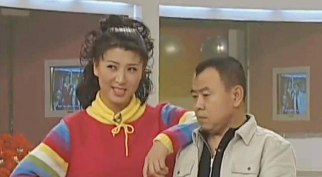 2001年，闫学晶正在春晚后台候场，导演突然走过来对她说：“由于前面黄宏的节目超
