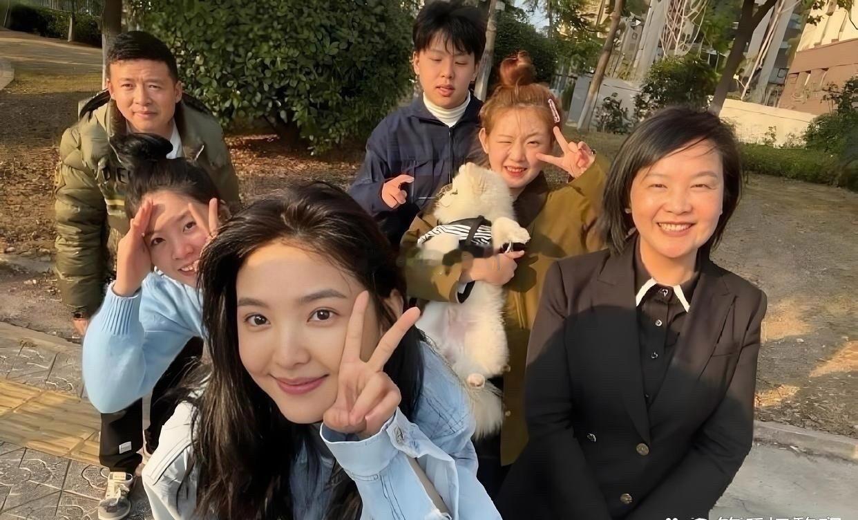 章若楠一家子，她是中了基因彩票那个吧