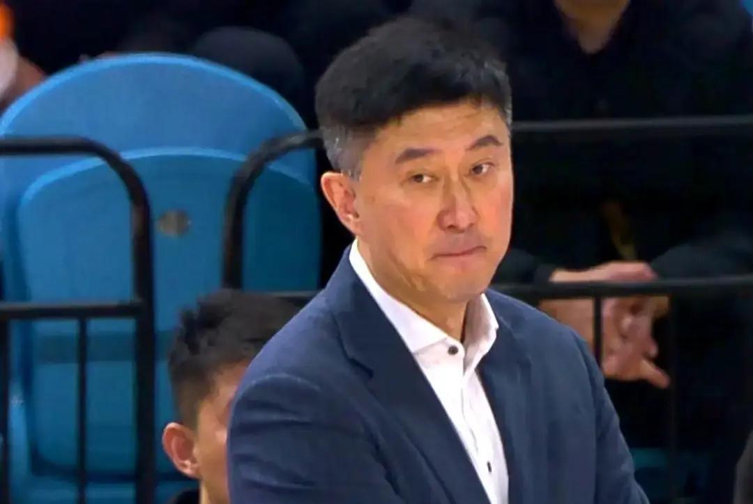 杜锋把“诈伤”玩成了兵法。对手一看广东名单，心想残阵稳吃。胡明轩西装