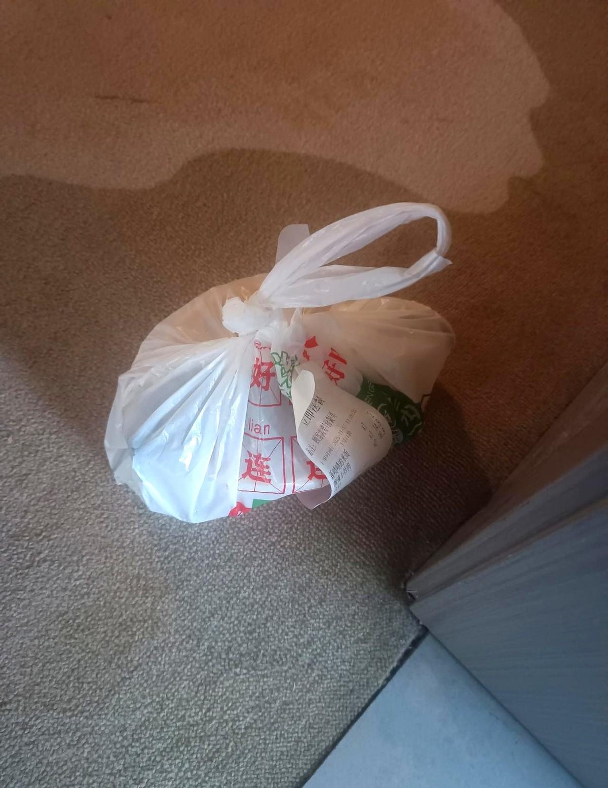 现在的外卖小哥越来越不像话了，今天中午点了一份午餐，我等了快一个小时也没接到电话